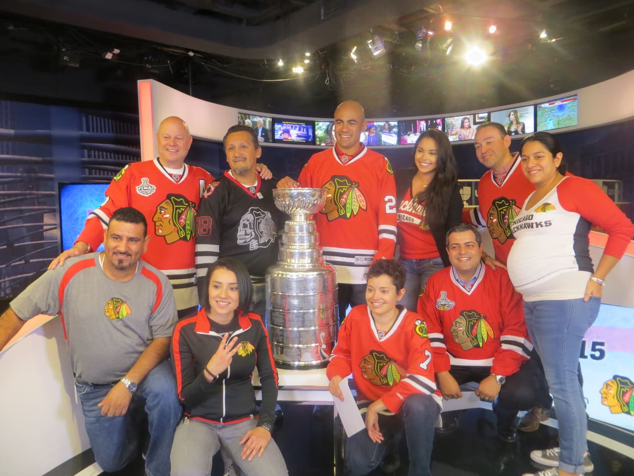La Copa Stanley y Jamal Mayers, ex jugador del equipo de los Blackhawks visitaron los estudios de Univision. Mira la galería de fotos.
