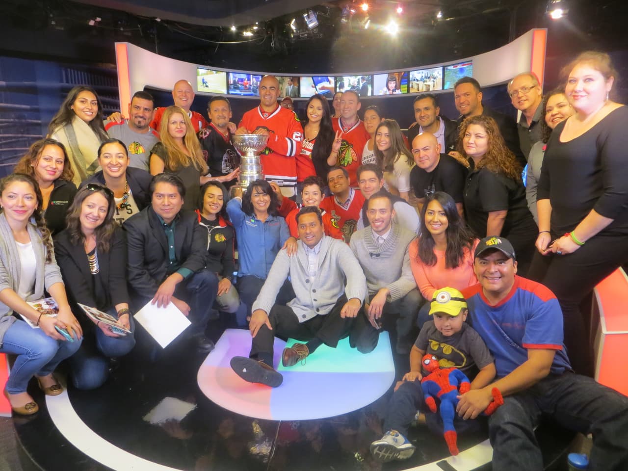 La Copa Stanley y Jamal Mayers, ex jugador del equipo de los Blackhawks visitaron los estudios de Univision. Mira la galería de fotos del ambientazo que se armó.