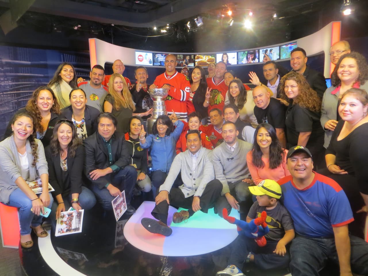 La Copa Stanley y Jamal Mayers, ex jugador del equipo de los Blackhawks visitaron los estudios de Univision. Mira la galería de fotos.