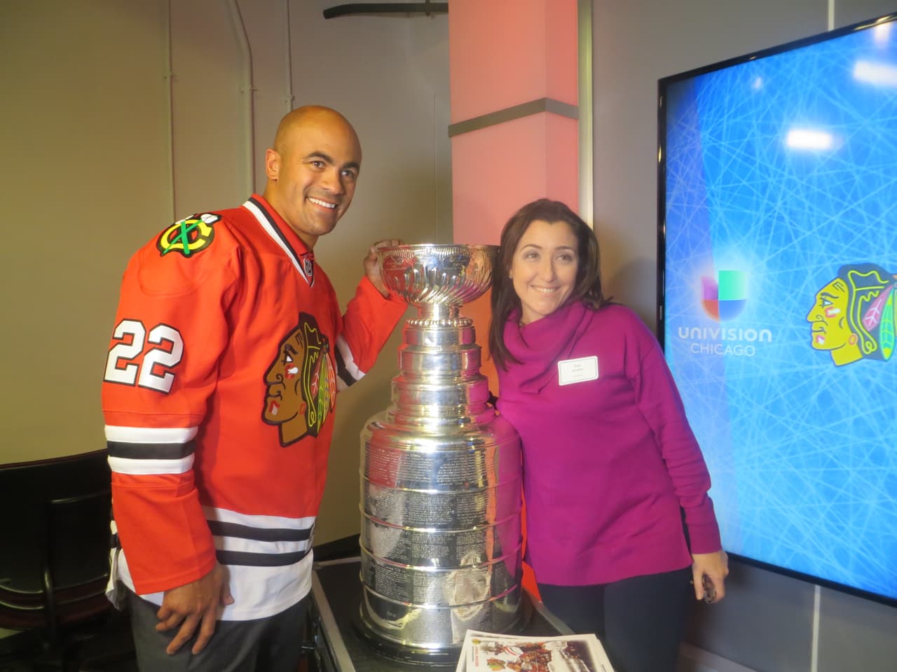 La Copa Stanley y Jamal Mayers, ex jugador del equipo de los Blackhawks visitaron los estudios de Univision. Mira la galería de fotos.