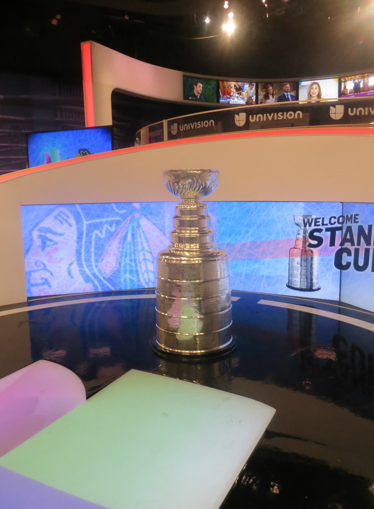 La Copa Stanley y Jamal Mayers, ex jugador del equipo de los Blackhawks visitaron los estudios de Univision. Mira la galería de fotos.