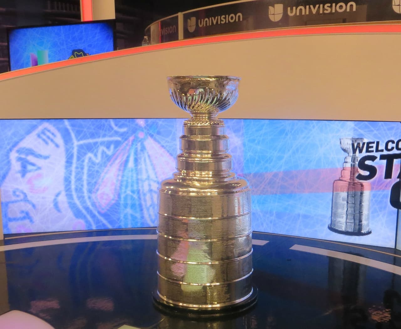 La Copa Stanley y Jamal Mayers, ex jugador del equipo de los Blackhawks visitaron los estudios de Univision. Mira la galería de fotos.