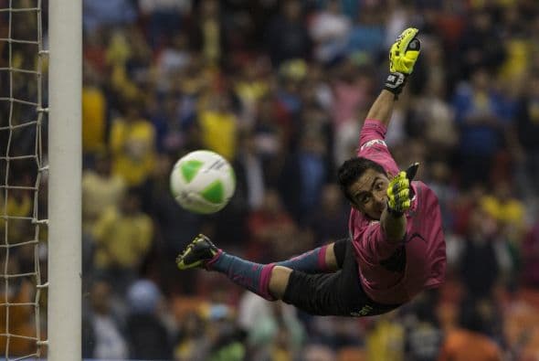 Con la Selección absoluta debutó en 1996 de la mano de Bora Milutinovic e un triunfo de México por 1-0 sobre Bolivia.