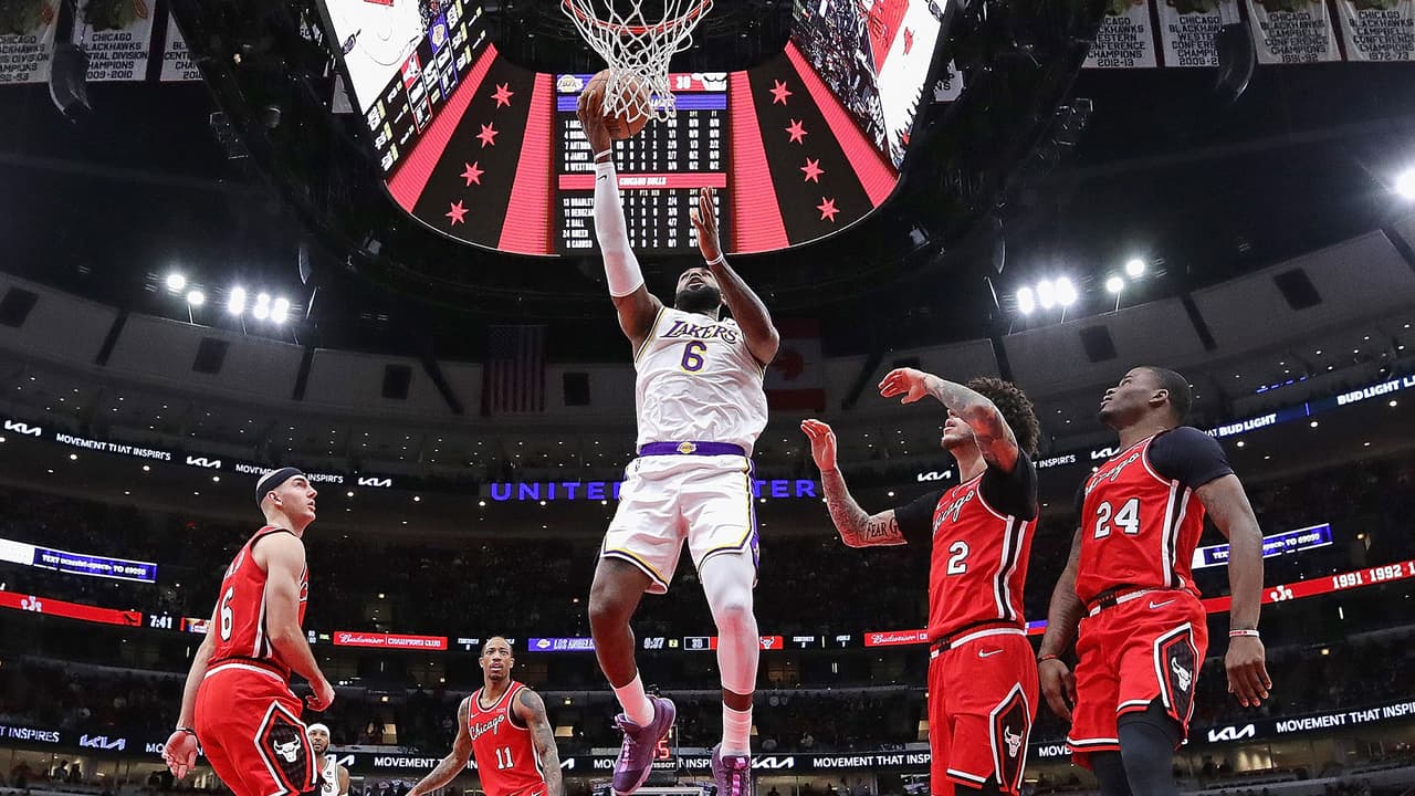 LeBron James casi al máximo, fue insuficiente ante los Chicago Bulls