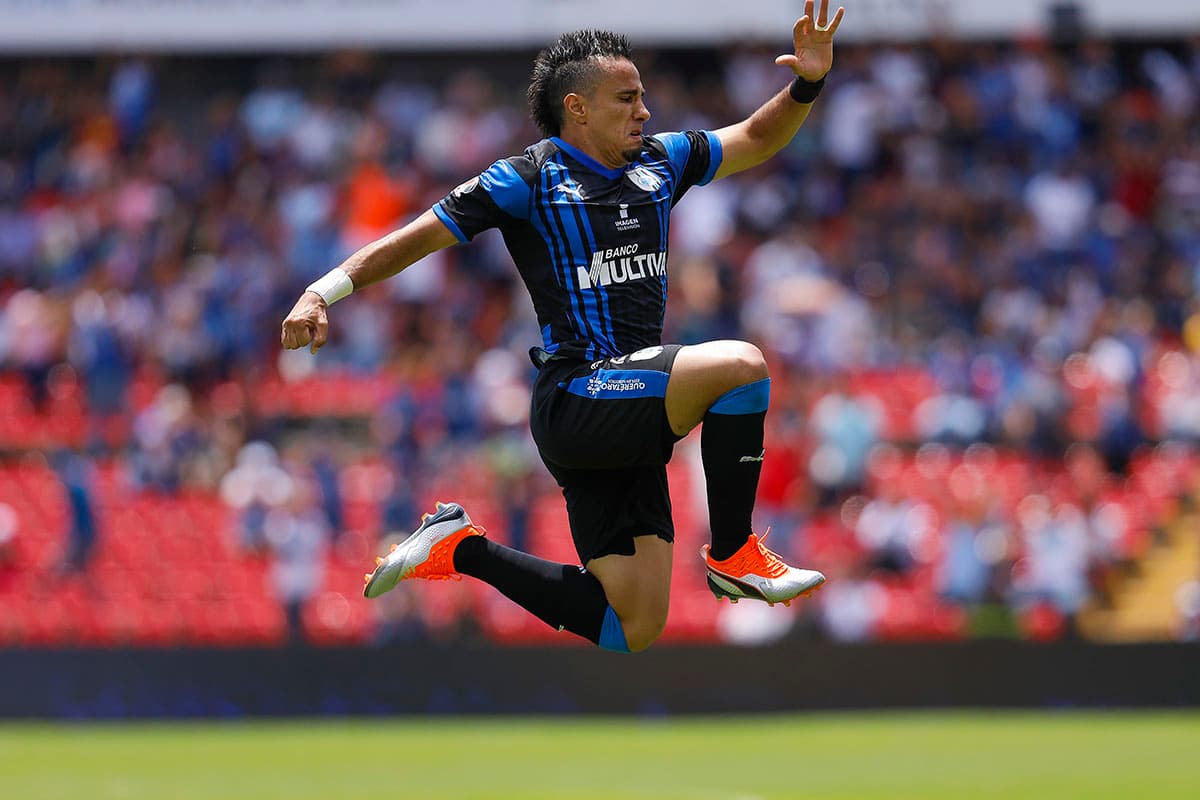 El delantero brasileño de 30 años Camilo Sanvezzo, anotó los goles para la victoria del Querétaro 2-0 sobre Lobos BUAP en el Estadio Corregidora.