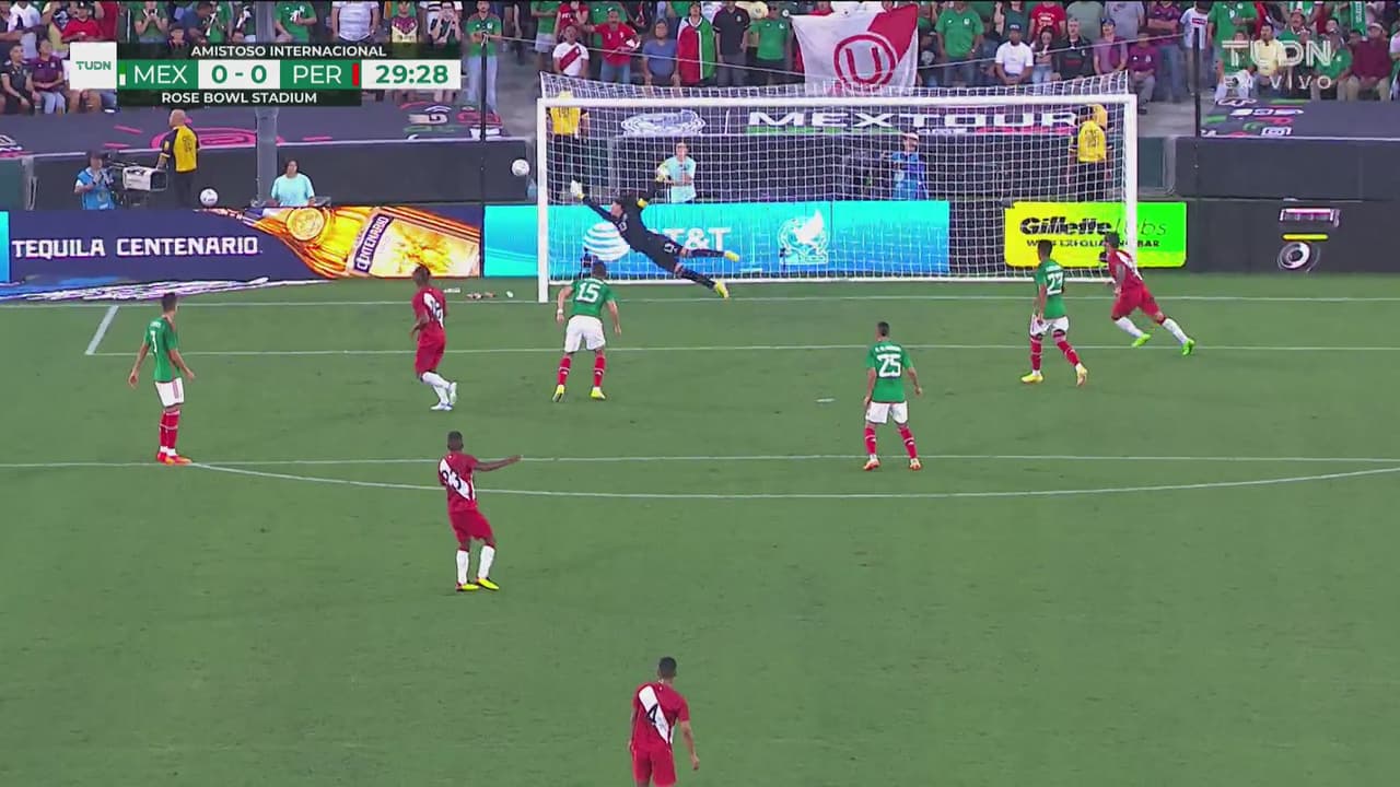 ¡Le ganan a Moreno! Cabezazo de Carrillo y Perú casi abre el marcador