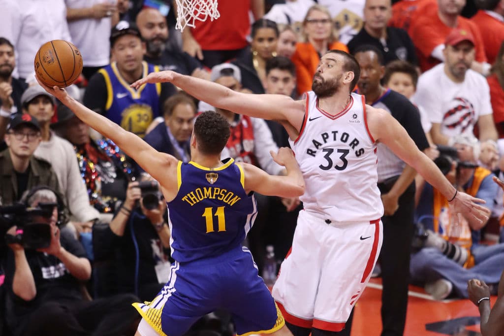 Marc Gasol intentando taparle un tiro a Klay, busncado meterse desde la defensa los Raptors pero no terminaron de convencerse a ellos mismos.