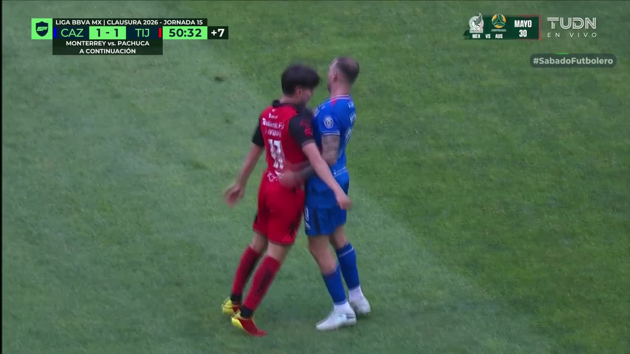 ¿Era de tarjeta roja? El tenso encontronazo entre Rotondi y Arciga en el Cruz Azul vs. Xolos