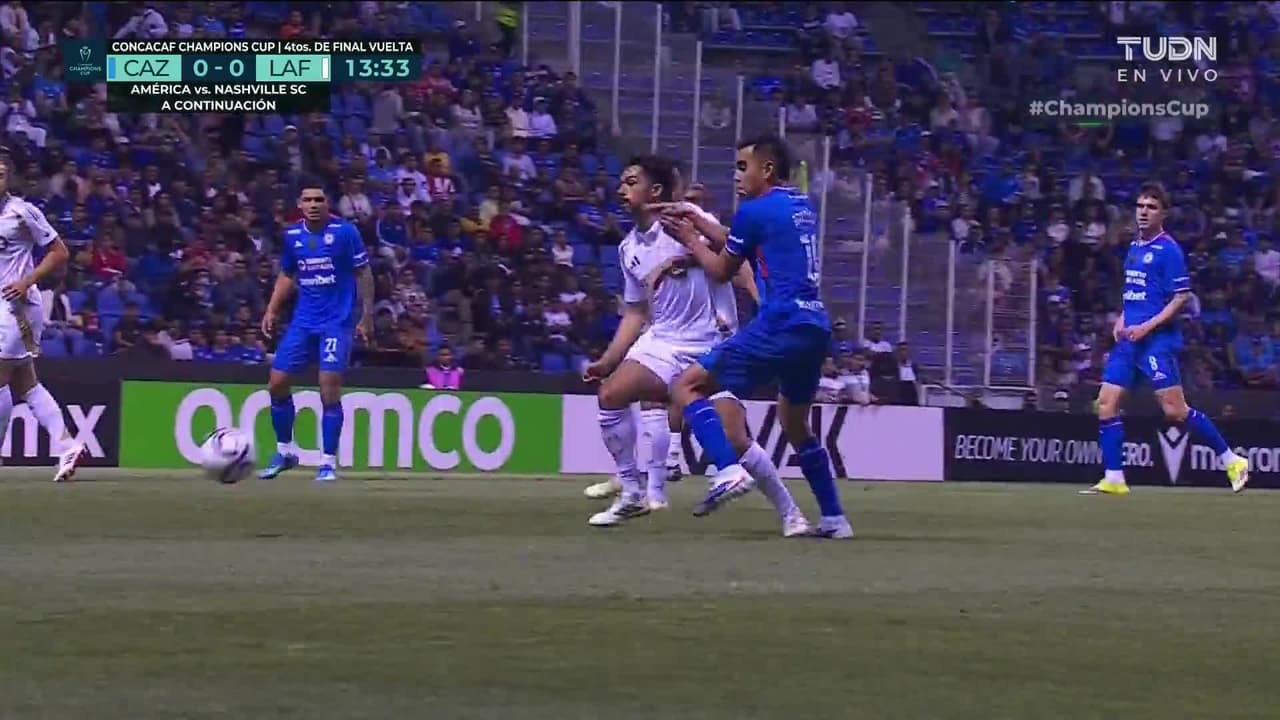 ¡TIRO ATAJADO! disparo por Gabriel Fernández.