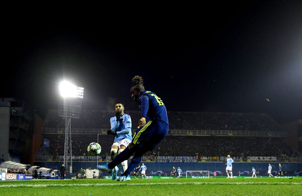 Jacques Francois Moubandje del Dinamo Zagreb intenta centrar bajo la marca del City.