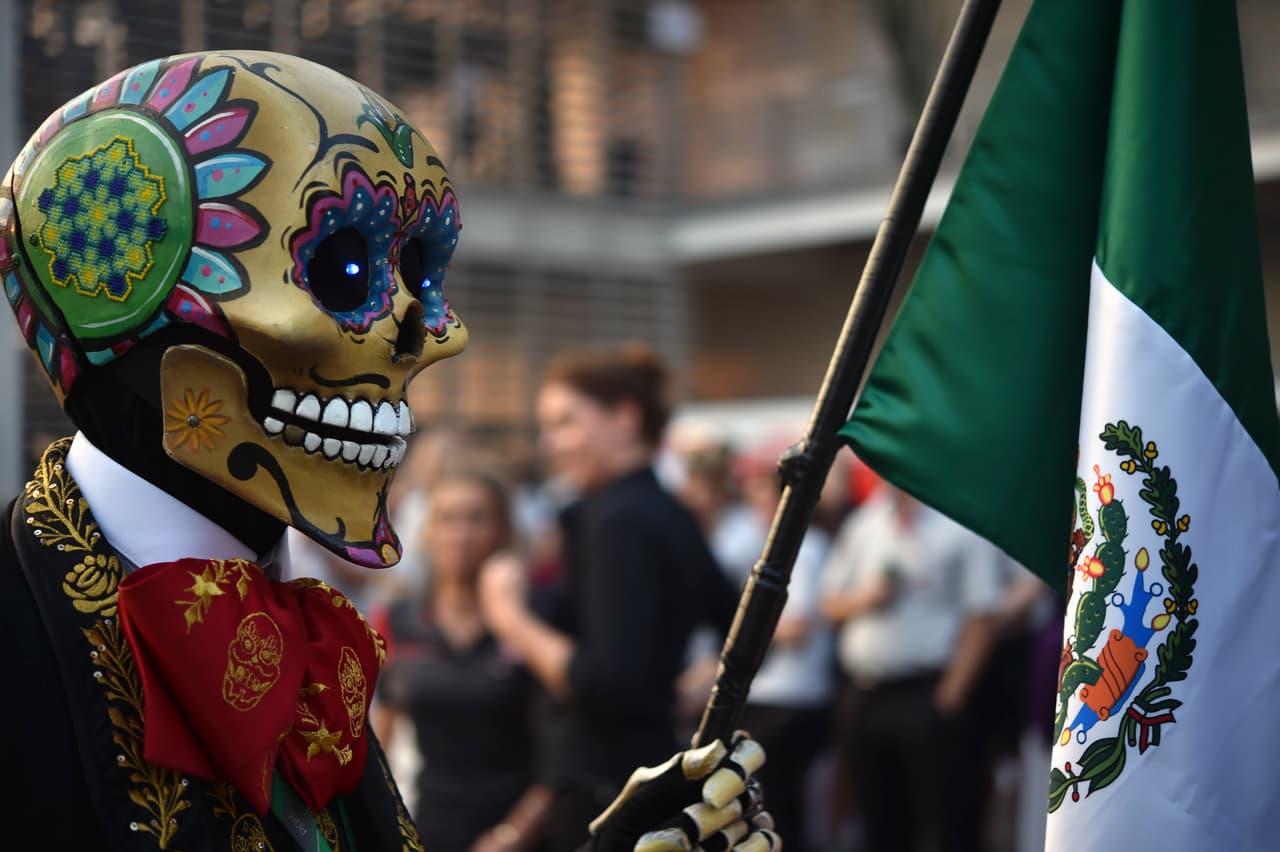 Los disfraces típicos de la tradicional celebración del Día de los Muertos se tomó la previa del Gran Premio de México en la Fórmula 1, con un colorido que le dio un condimento especial.