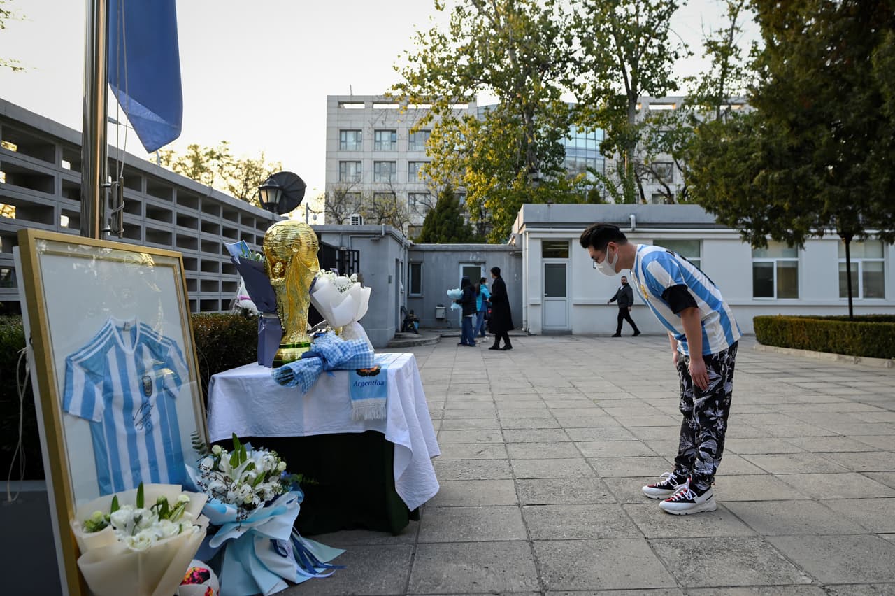 Un grupo de fanáticos levantó un altar frente a la Embajada de Argentina en Pekín para rendir homenaje a
<b><a href="https://www.univision.com/deportes/temas/diego-armando-maradona">Diego Armando Maradona</a></b>, fallecido a los 60 años de edad.
