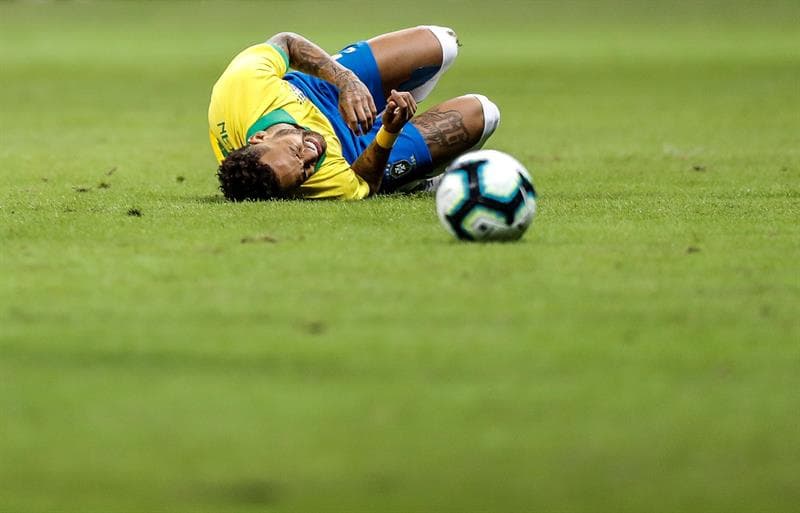 Lo que le faltaba: Neymar sale lesionado del amistoso ante Catar