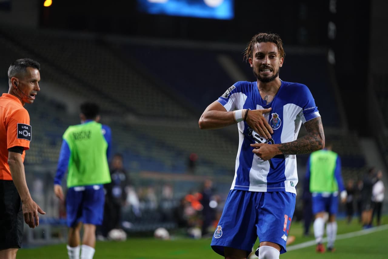 Con doblete de Moussa Marega, gol de Sérgio Oliveira y Alex Telles, el Porto golea en casa al Boavista y se aleja a tres puntod del Benfica en la búsqueda del título.