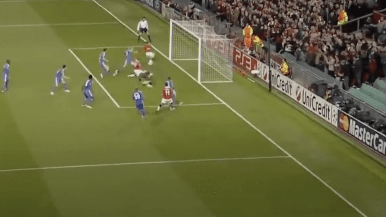 El delantero mexicano remató y rompió el cero que hizo estallar a Old Trafford. El gol cayó en buen momento, justo antes del descanso.