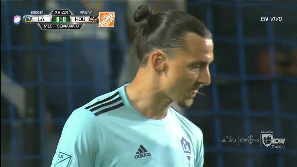 Tiro desviado de Zlatan Ibrahimovic