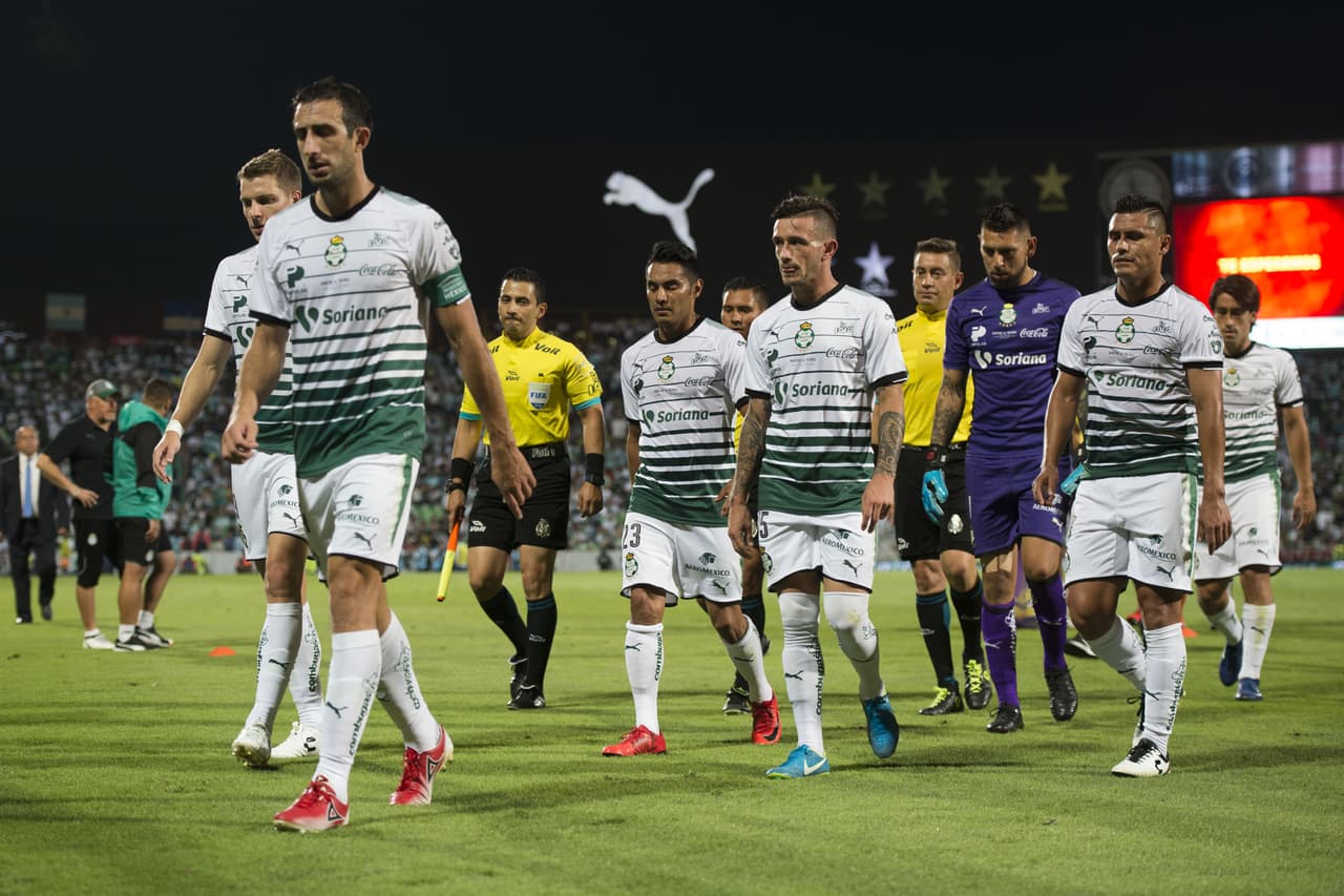 Con el marcador igualado pero con la claridad de que cedieron mucho como locales, los de Santos buscaron cambiar su suerte.