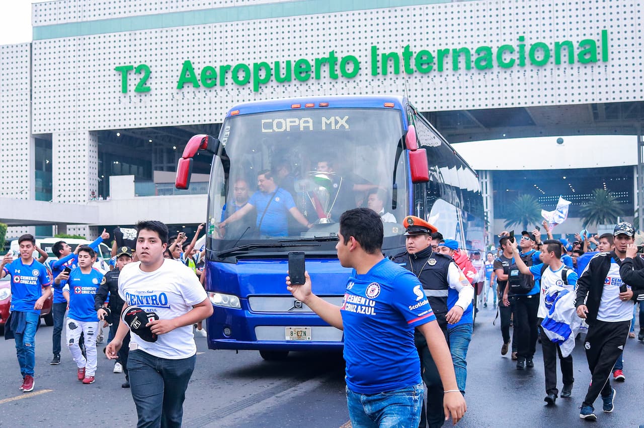 Literalmente escoltando el autobús iban los aficionados, buscando estar cerca del trofeo, del equipo, del momento.