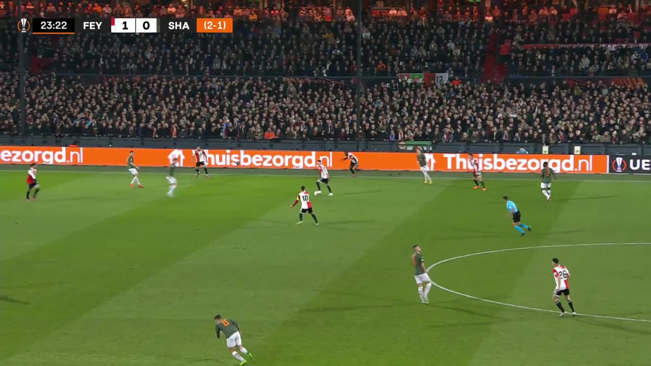 ¡GOL!  anota para Feyenoord. Orkun Kökcü