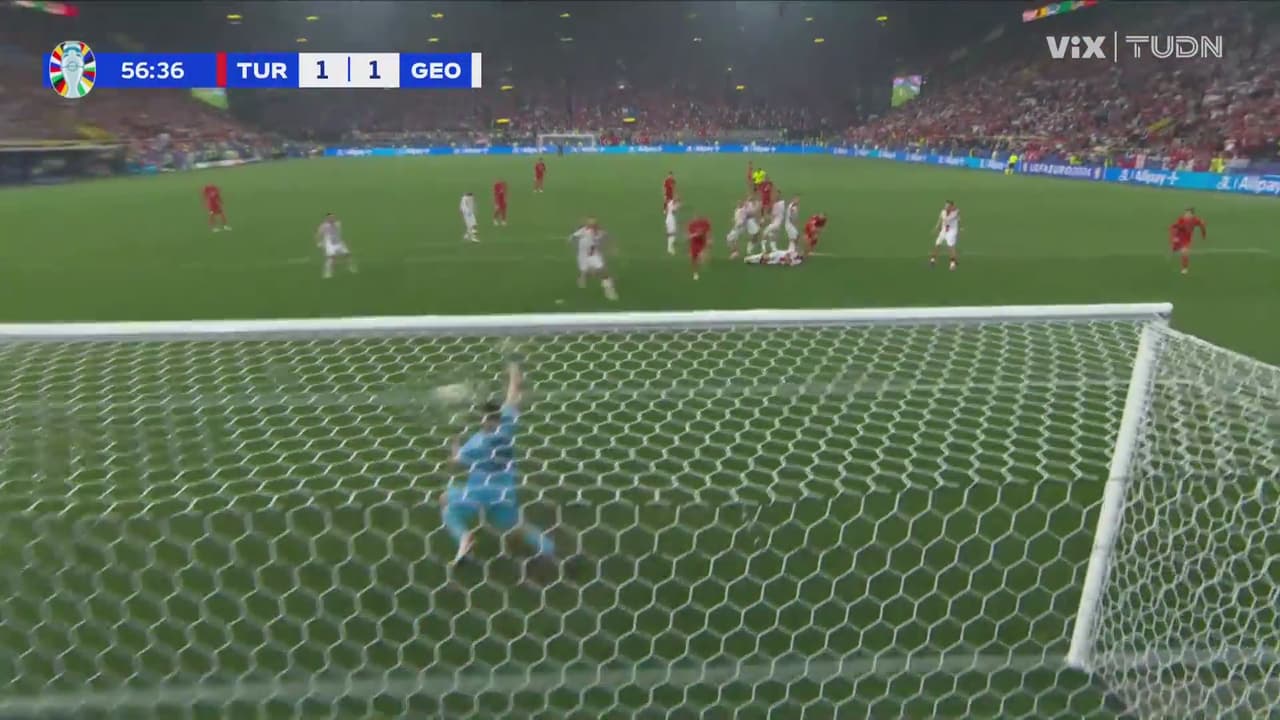 ¡Riflazo! Mamardashvili deavía el balón a una mano