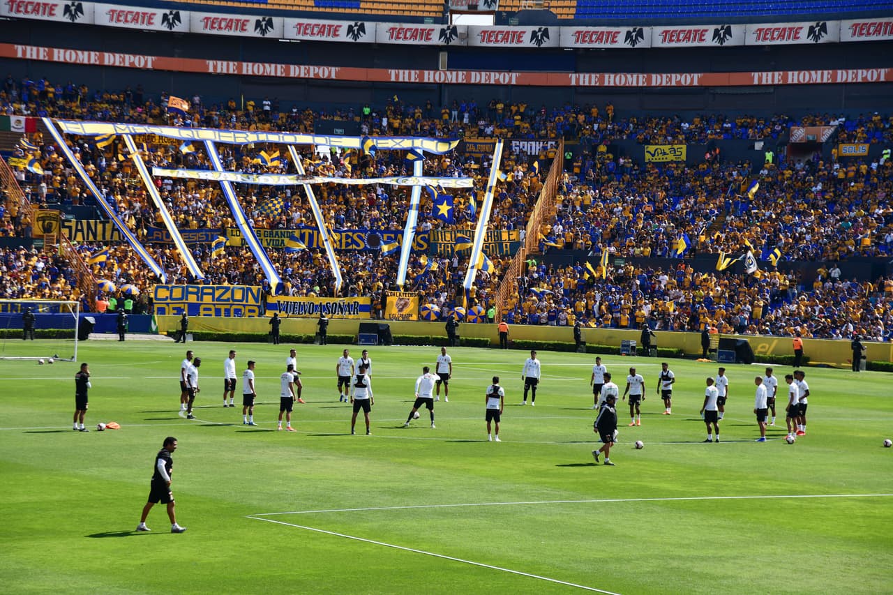 Tigres UANL tendrá que remontar en casa el 1-0 contra Monterrey y por eso antes del juego de vuelta de la Final de Liga de Campeones de Concacaf recibió el cariño y calidez de sus hinchas en un entrenamiento.