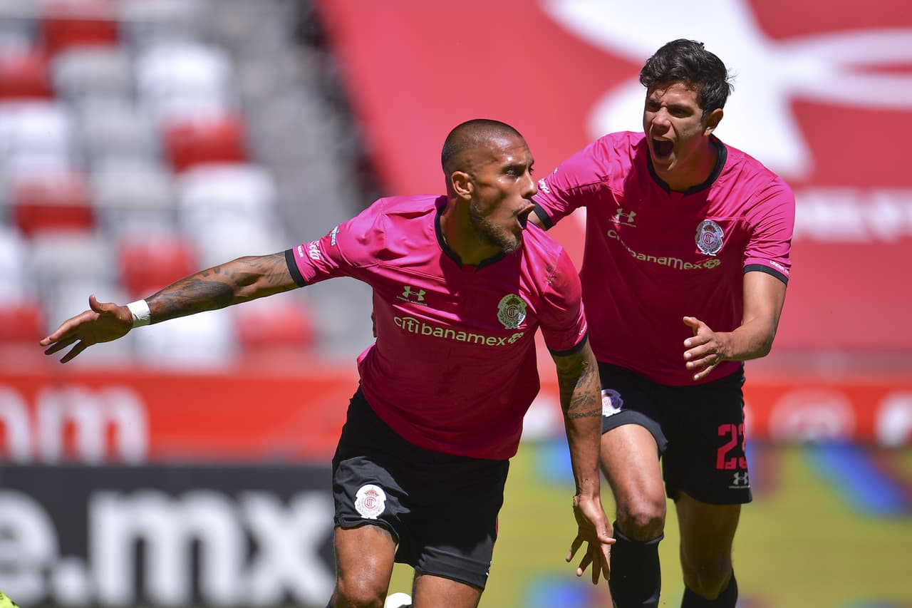 Jordi Cortizo remata pero no conecta el gol.