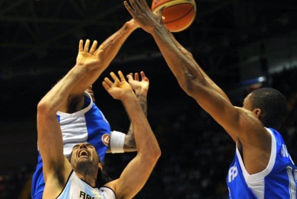 Salvo el 2-0 inicial, Argentina fue siempre por debajo en el marcador en un partido claramente dominado por los griegos, que llegaron a contar con una ventaja máxima de 19 puntos.