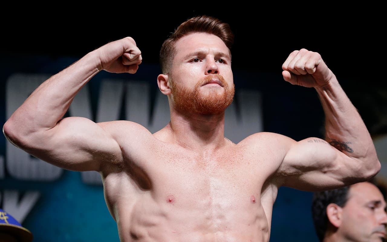 El boxeador mexicano Saúl 'Canelo' Álvarez, múltiple campeón de boxeo de peso mediano, ha tenido una particular relación con el fútbol.