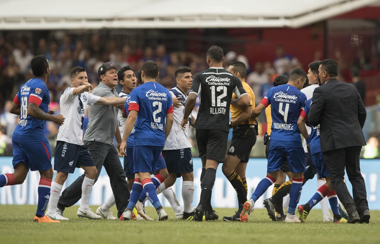 <b>Lo peor</b>: El triunfo de Cruz Azul en el Azteca dejó muchas dudas por el pésimo trabajo del colegiado que marcó un penal inexistente sobre Martín Cauteruccio.
