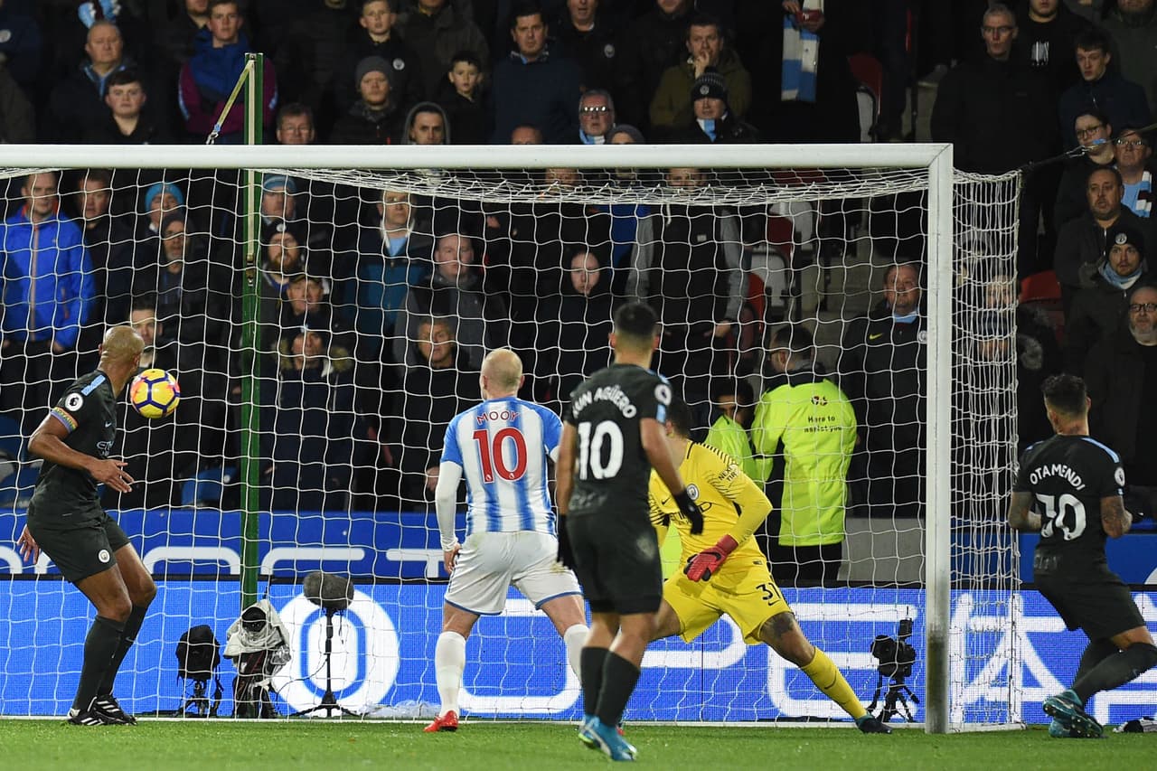 Sin embargo, al minuto 45, el argentino Nicolás Otamendi protagonizó una jugada desafortunada que derivó en el gol de los locales.