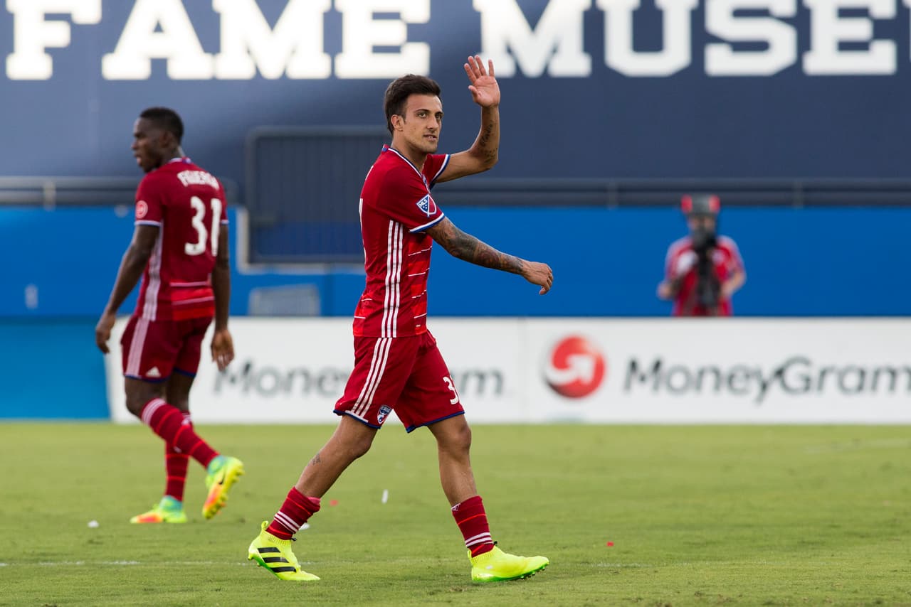 MAXIMILIANO URRUTI (DEL) | El argentino anotó el segundo gol en la victoria de FC Dallas sobre Vancouver Whitecaps por 2-0.