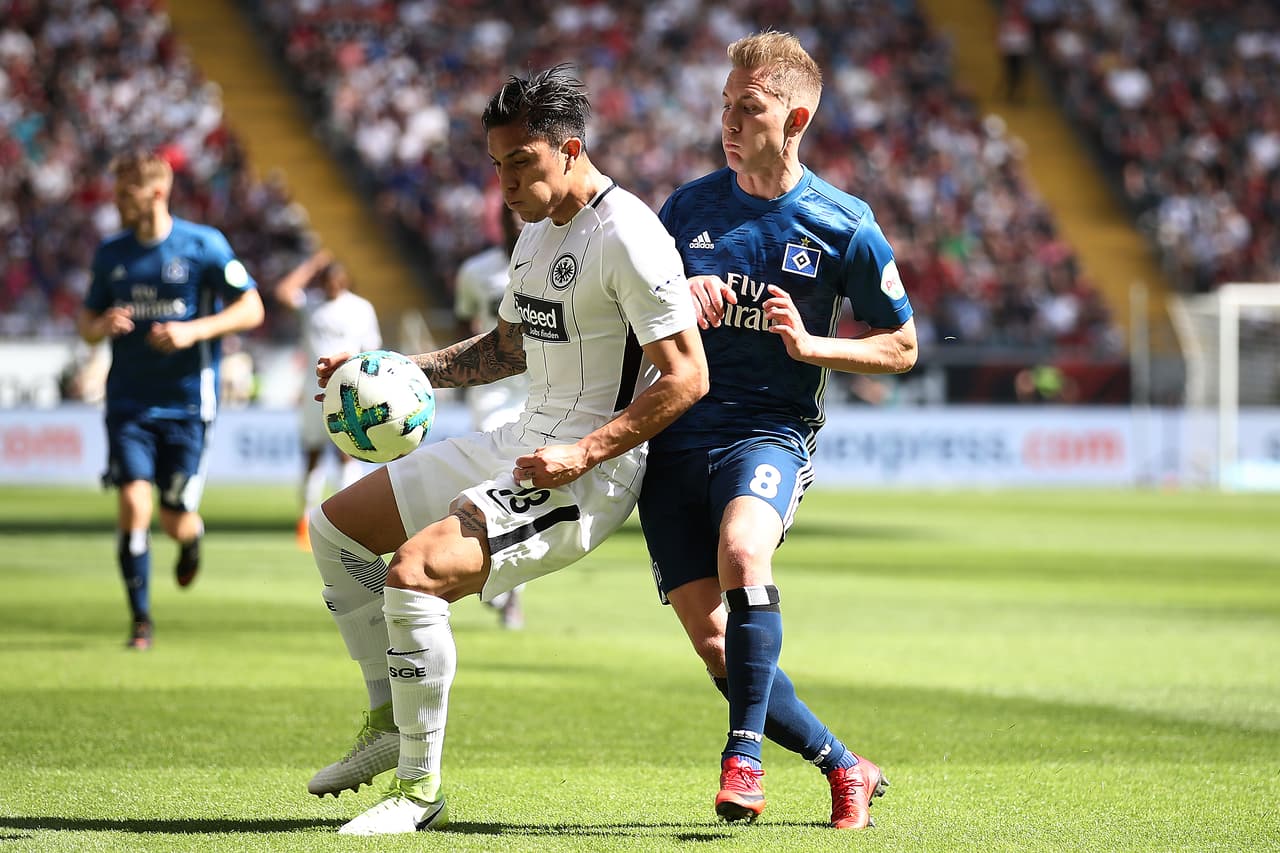 Eintracht Frankfurt hizo uso de la opción de compra por el mexicano Carlos Salcedo, en un acuerdo con el club hasta 2022.