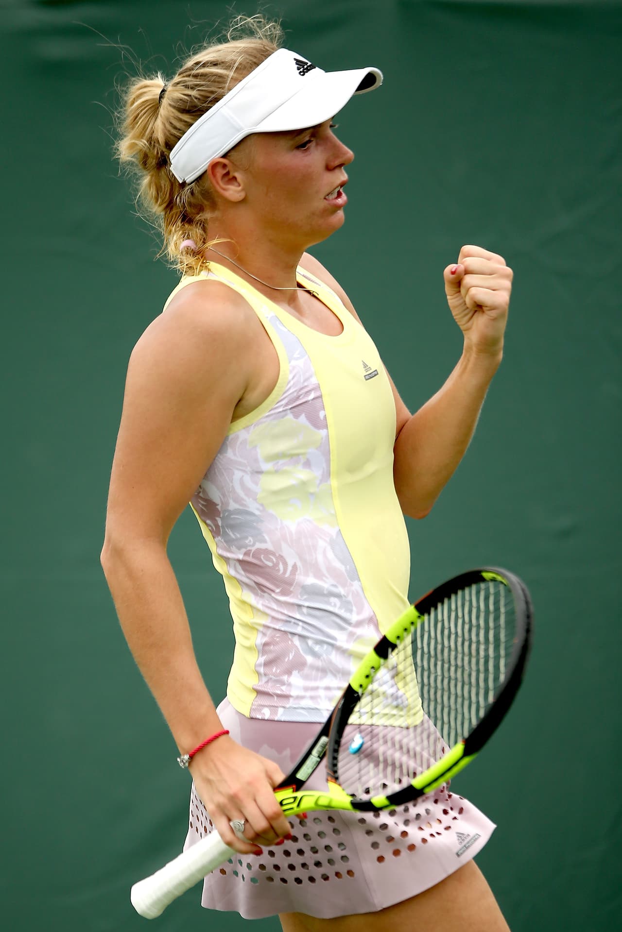 Caroline Wozniacki, exnúmero uno del mundo y ahora 19 en el ranking, es una figura reconocida en el tenis mundial no solo por su capacidad sino por su rostro angelical y su cuerpo atlético. La danesa tiene una gran combinación entre su buen juego y su sobresaliente belleza que la hacen un referente en WTA.