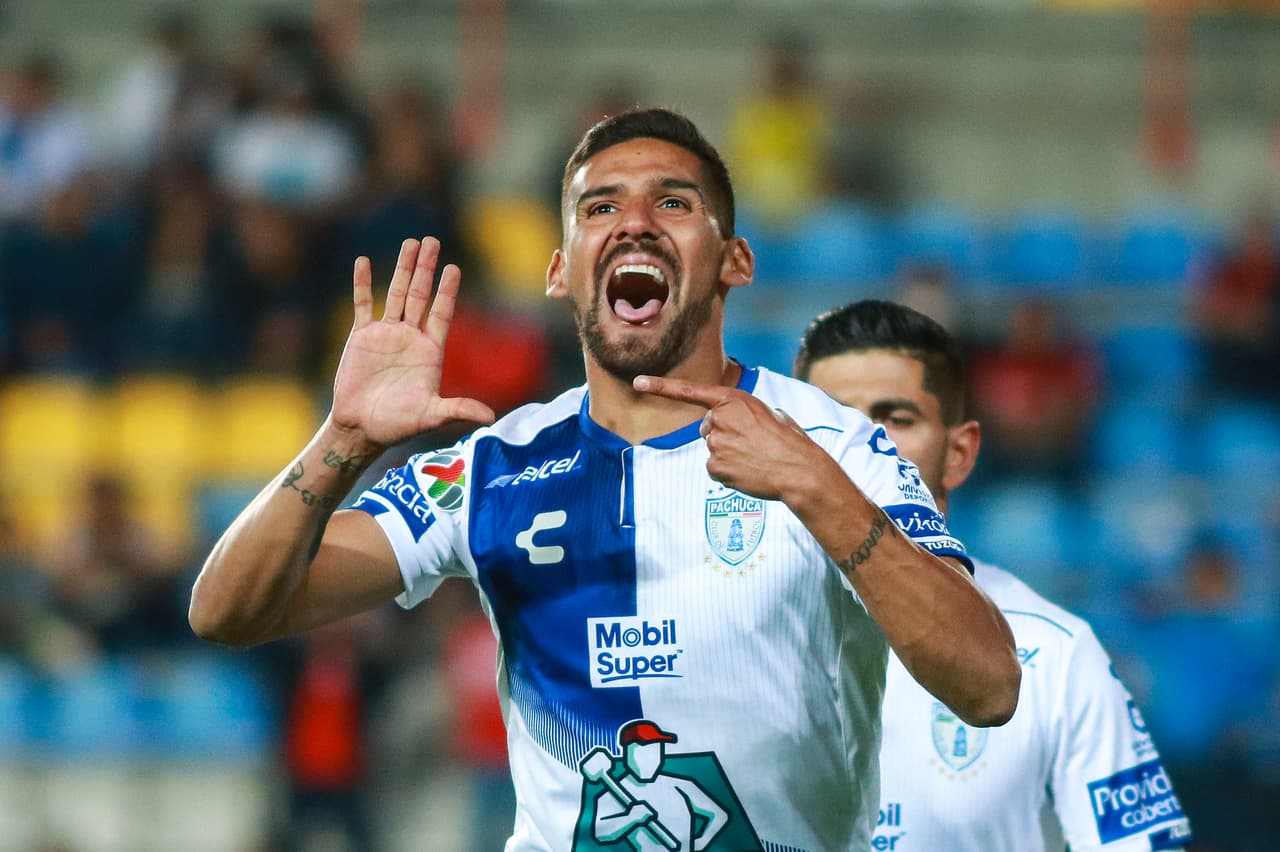 El delantero de los Tuzos cobró con seguridad el tiro desde el manchón penal y adelantó a su equipo.