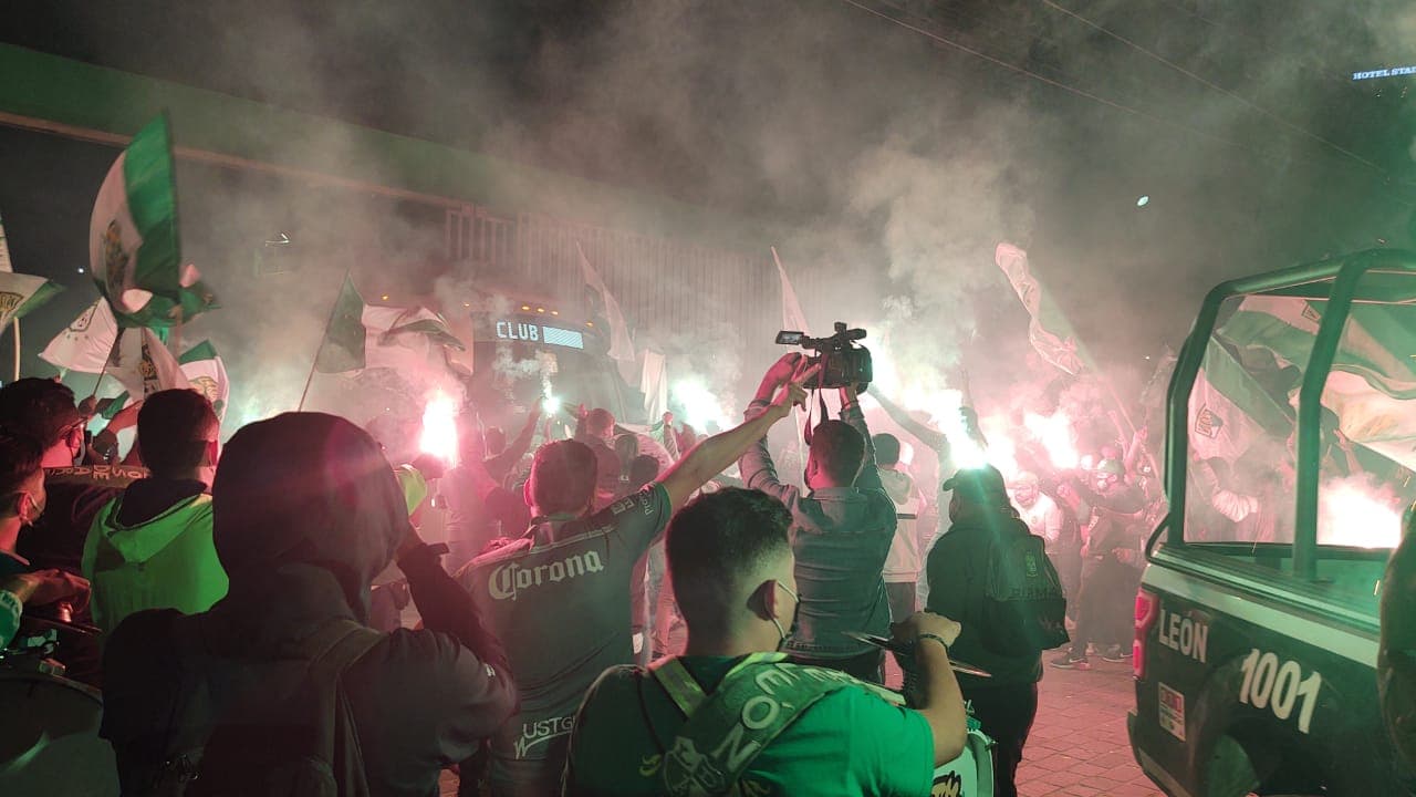 Así festejaron en León el pase a la Final del Guard1anes 2020 | La afición no se midió en la celebración tras la victoria sobre las Chivas. ¿Será que ya esperan al Cruz Azul en la Final?