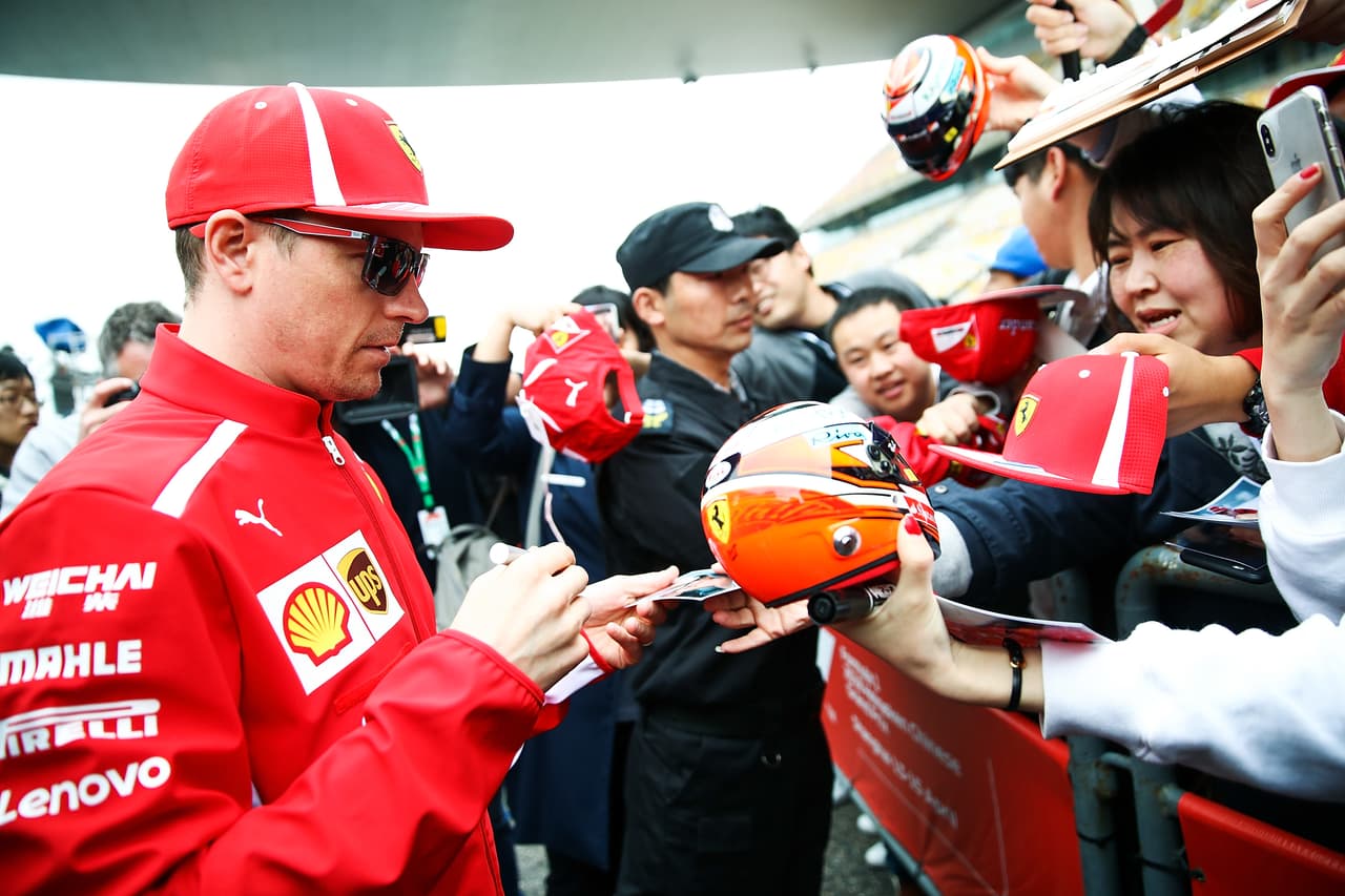 Los fanáticos asiáticos vivieron con emoción la llegada de los pilotos a la pista de Shanghai para la segunda carrera de la temporada de Fórmula 1 en el Gran Premio de China entre fotos y autógrafos.