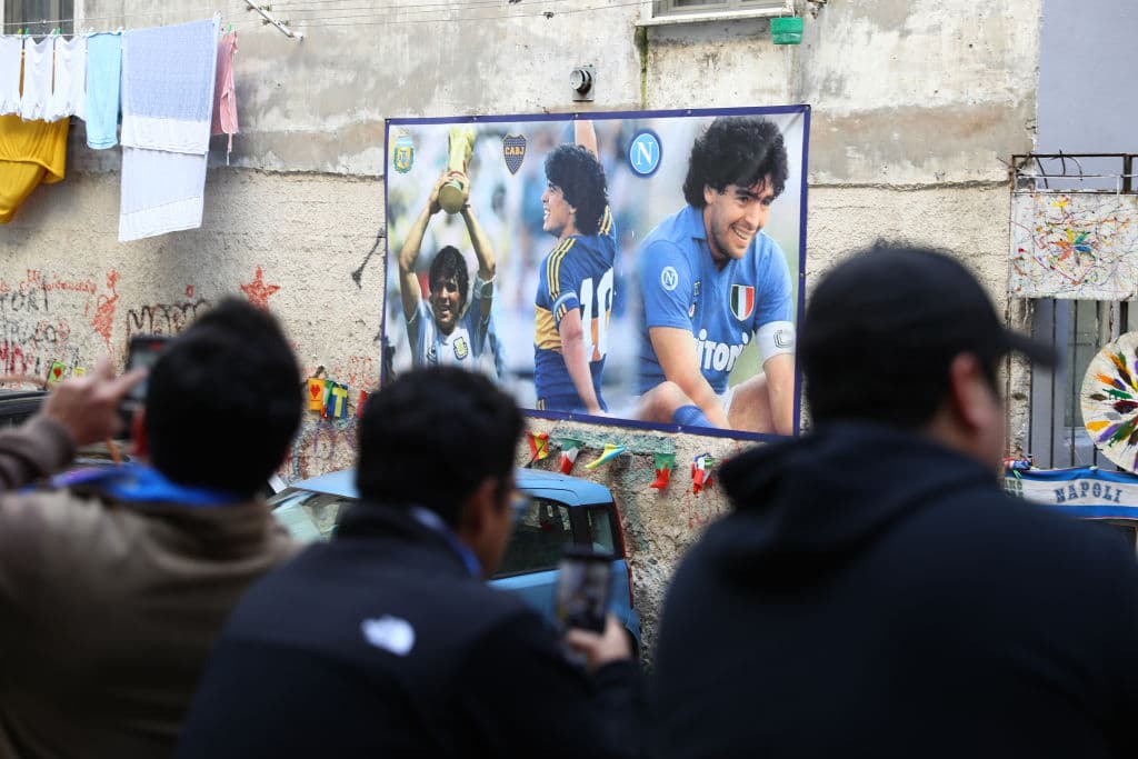 El arte callejero muestra a Maradona con la camiseta del Napoli, otra stencil con la de Boca Juniors y una más levantando la copa del mundo con la Argentina en 1986.