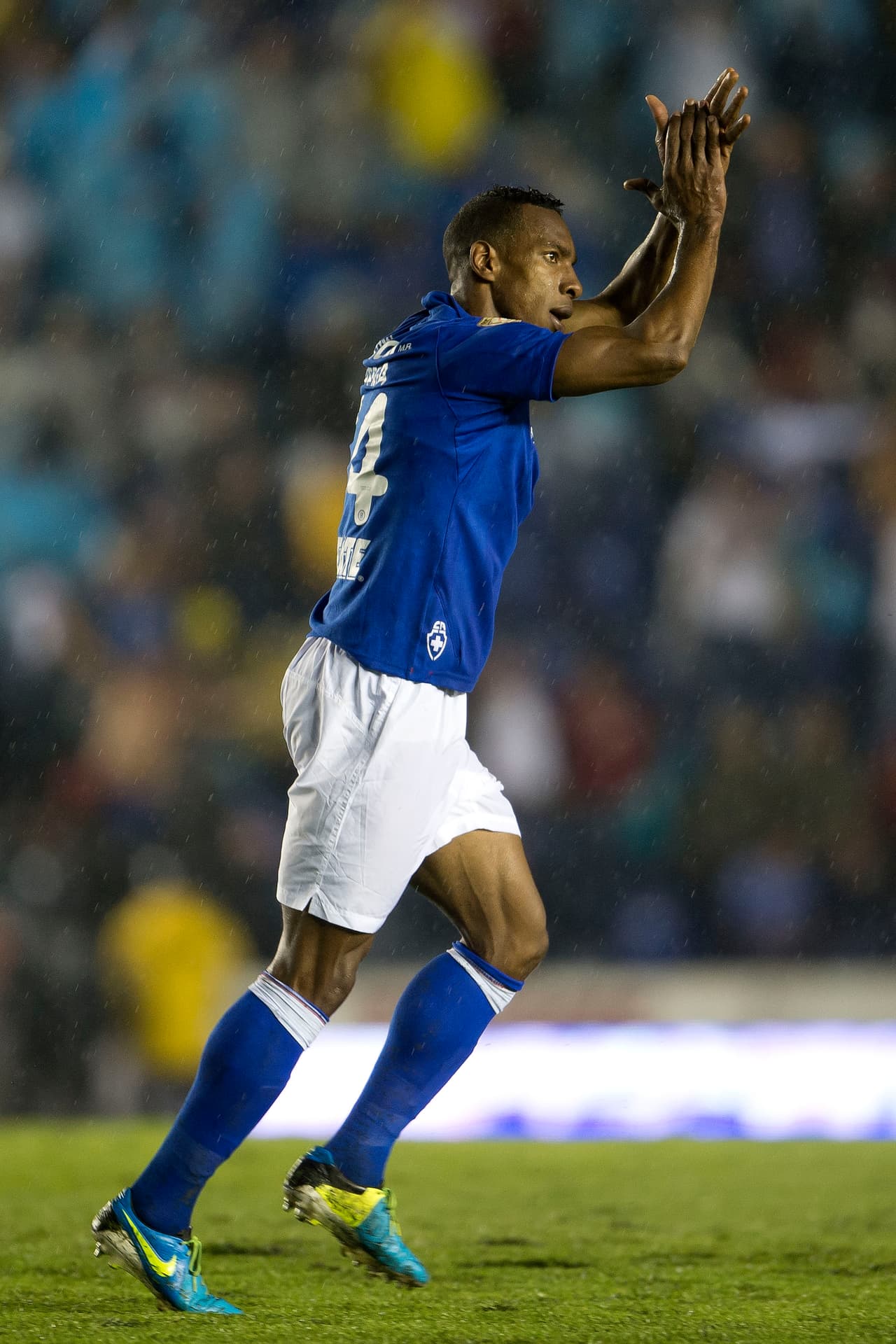 Siempre fue un defensor destacado por su velocidad y su fortaleza en el uno contra uno que también fueron valoradas en México.