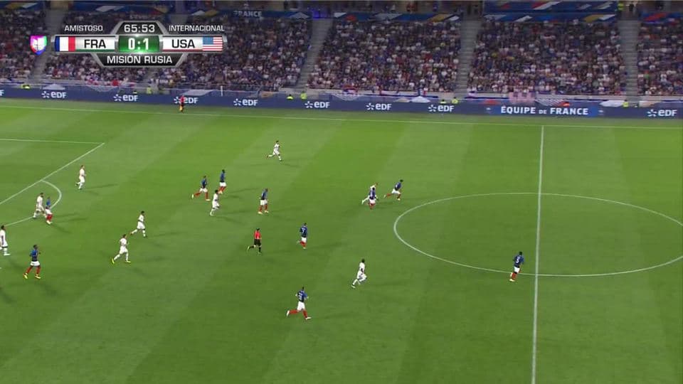 Erik Palmer-Brown despeja el balón y aleja el peligro