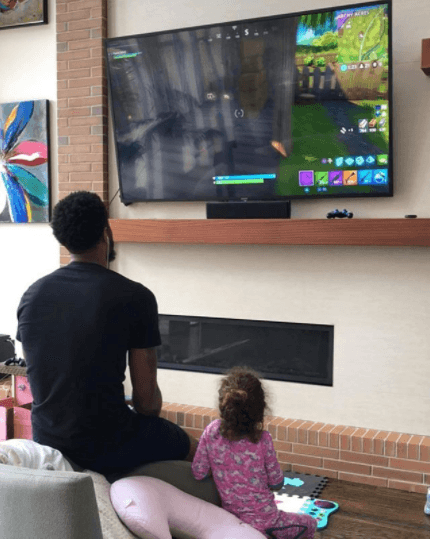 Su juego favorito es Fortnite.