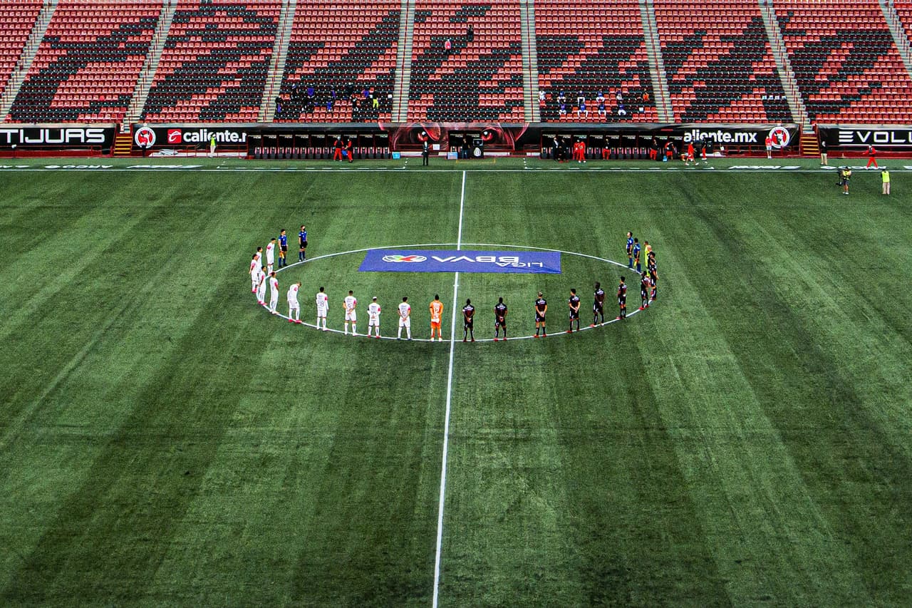 En el debut de ambas escuadras en el Guard1anes 2020 de la Liga BBVA MX, tomaron un minuto de silencio por las víctimas de la pandemia.