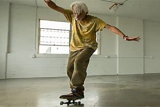 Skater de 61 años protagoniza el nuevo video de The Moth & the Flame
