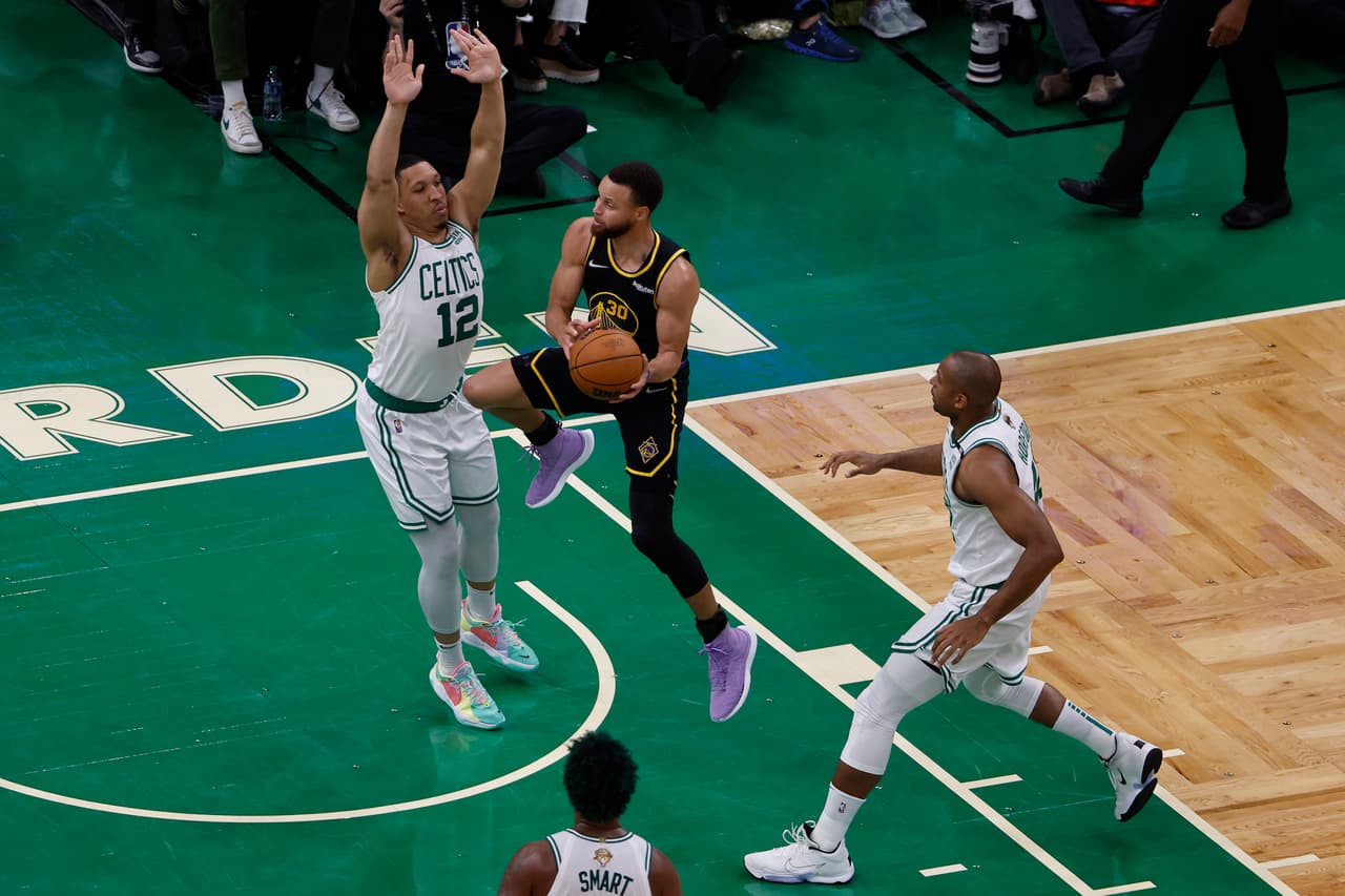 Con 43 puntos de un titánico Stephen Curry, los Golden State Warriors vencieron el viernes 107-97 en la cancha de los Boston Celtics y empataron 2-2 en las Finales de la NBA.