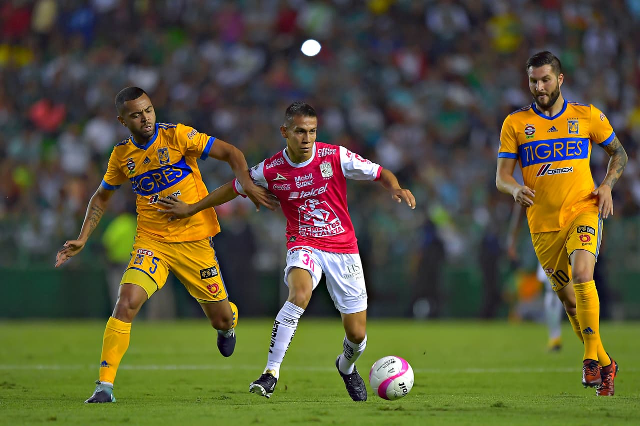 Action photo during the match Leon vs Tigres UANL, corresponding to the Round 13 of the Apertura 2017 Liga BBVA Bancomer the MX at Nou Camp -Leon- Stadium. Foto de accion durante el partido Leon vs Tigres UANL, Correspondiente a la Jornada 13 del Torneo Apertura 2017 de la Liga BBVA Bancomer MX, en el Estadio Nou Camp -Leon-, en la foto: (i-d) Rafael Carioca de Tigres, Jose Rodriguez de Leon y Andre-Pierre Gignac de Tigres 14/10/2017/MEXSPORT/Isaac Ortiz.