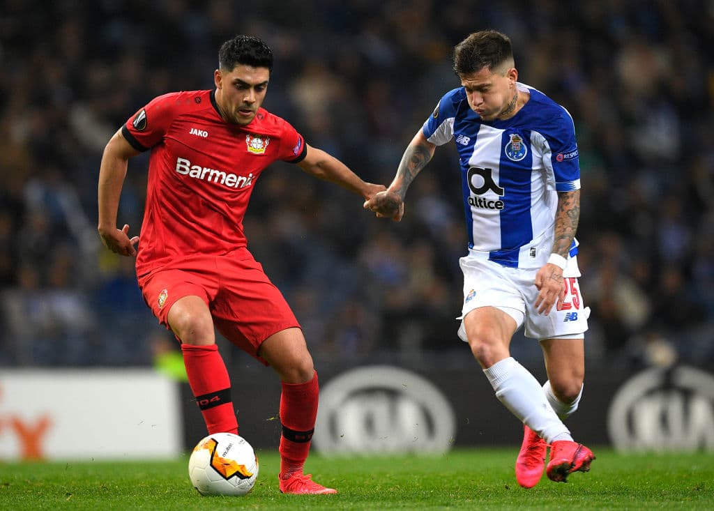 Nadiem Amiri no se complica la salida ante la presión de Octavio y se apoya con su portero.