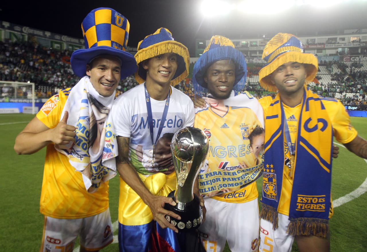 ¡Tigres se proclama Campeón del fútbol mexicano! Los felinos regiomontanos cosecharon su séptimo título de la Liga MX y se cuelan, aunque muchos se sigan negando a aceptarlo, entre los grandes del balompié azteca. Luego de superar en una Final de un solo gol a los Esmeraldas del León, así se dieron los festejos de los Tigres en patio ajeno, imágenes para el recuerdo y que hay que darse un tiempo para echarles un ojo, sobre todo la fiel afición de los felinos regios.