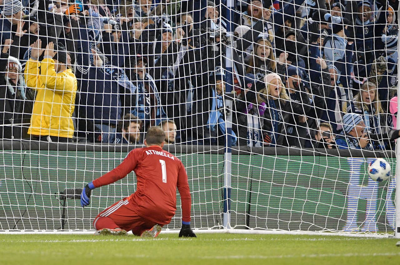 Attinella quedó como mero espectador en uno de los dos goles con los que Sporting Kansas halló el empate momentáneo.