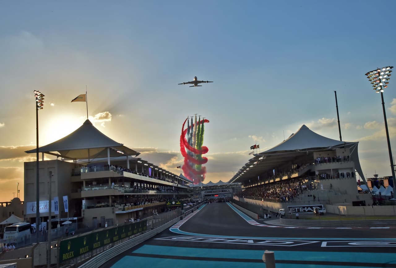 La organización logró un preámbulo espectactular con un show aéreo que tiñó el cielo con los colores de los Emiratos Árabes.