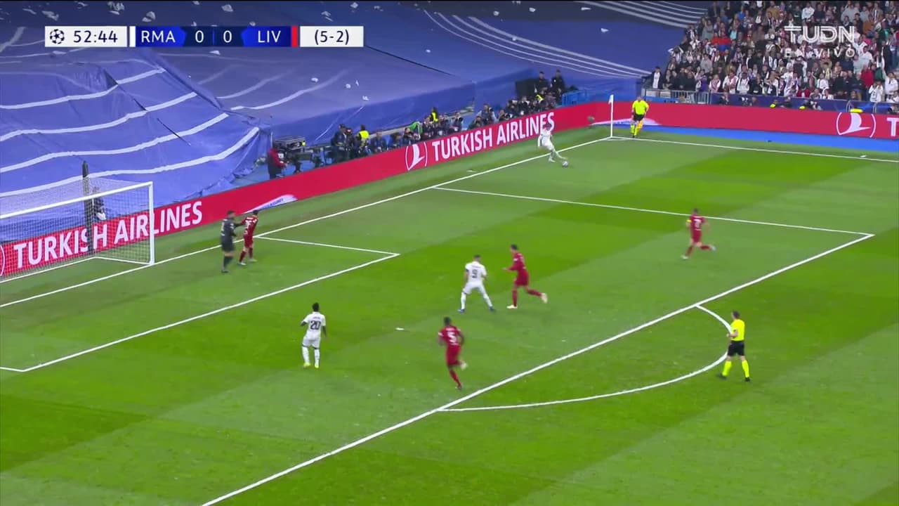 ¡TIRO ATAJADO! disparo por Karim Benzema.