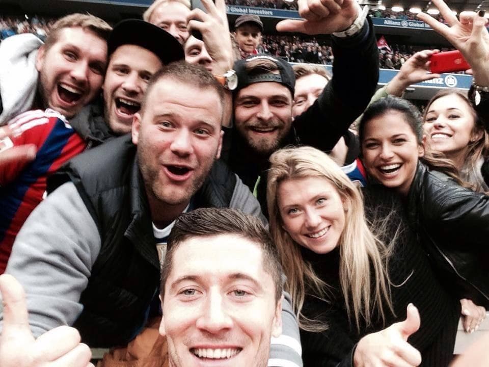 En un juego ante el Hannover, Robert Lewndowski festejó su doblete con selfie junto a varios aficionados y su pareja.